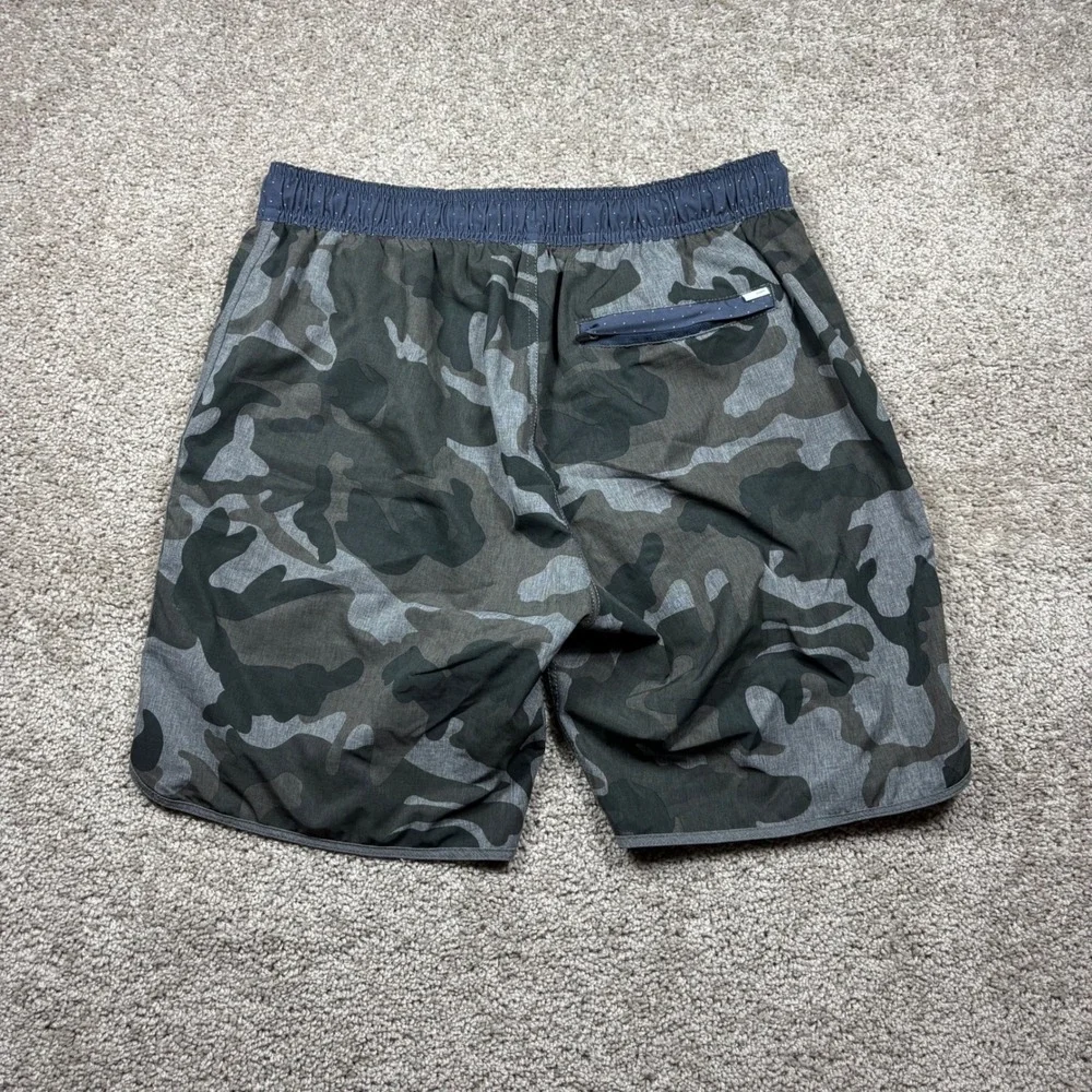Vuori Mens Gray Camo Banks Shorts Six Nine Two Size L Large Performance Stretch